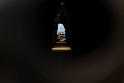 Widok przez dziurkę od klucza na Watykan 